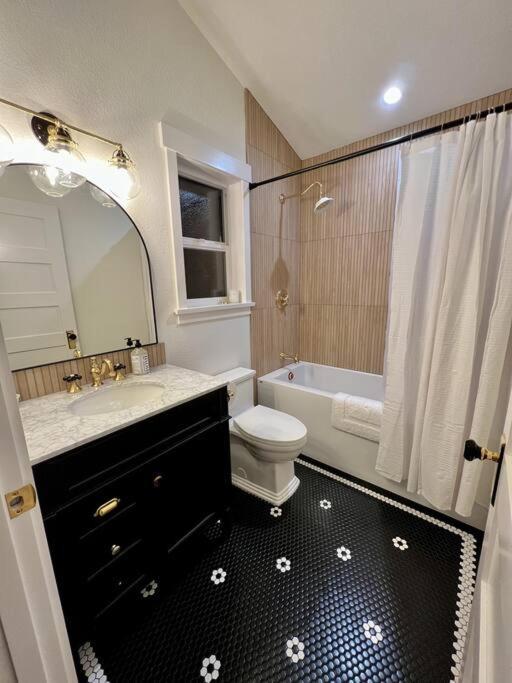 Brand New Custom Built Cottage In Downtown W/Pool! Сейлем Экстерьер фото